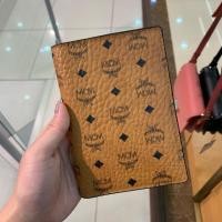 ราคา mcm กระเป๋าใส่พาสปอร์ต มีช่องเสียใส่บัตร ใบน้ำตาลราคา 6290 บาทคะ (1908358596)