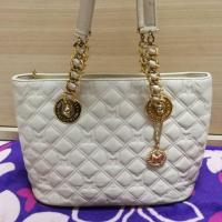 ราคา กระเป๋าสะพายเมโทรซิตี้​ ของแท้​ หนังแท้สภาพสวย​เลย​อะไหล่ยังทองสวยค่ะ​ มีอะไหล่จางตามภาพ ข้างในสะอาด​ (2204405229)