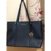 ราคา Michael Kors Navy sady แท้ % มือ 1 ขายขุดทุน (12141160621)