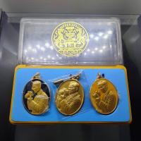 ราคา เหรียญในหลวงทรงกล้อง ที่ระลึกครบ 6 รอบ รัชกาลที่9 ชุด 3 เหรียญ เนื้อกะไหล่ทองลงยาสี พ.ศ.2542 พร้อมกล่องเดิม สปน. จัดส... (42826778078)