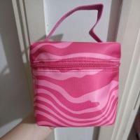 ราคา Benefit Mini Cosmetics Bag กระเป๋าเครื่องสําอางขนาดเล็กสีชมพูดั้งเดิม (26809174667)