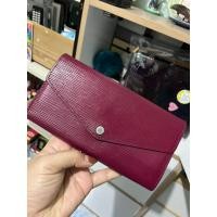 ราคา กระเป๋าสตางค์ LV Epi Fuchsia Sarah Wallet ปี14 มือสอง (20155146187)