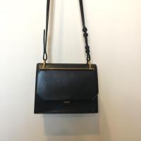 ราคา Charles & keith | หนังสีดำ ของแท้ | Shoulder bag/ คลัช (7406362626)