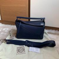 ราคา Like new Loewe puzzle small สี marine สภาพสวยค่า ยังใหม่เลย ตัวหนังงาม มุมไม่ถลอก ภายในสะอาด อุปกรณ์ : การ์ด ถุงผ้า สาย (4303101324)