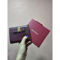 ราคา Salvatore Ferragamo Vara Bow Compact Wallet (24472001392)