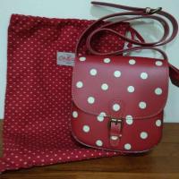 ราคา New!! กระเป๋าหนัง Cath Kidston สะพายแบบ crossbody ลายจุด สีแดง (6100336792)
