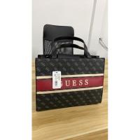 ราคา Guess ชอปเปอร์ คาดหน้าโลโก้ สีชาโคล แท้100% (9714850043)