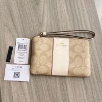 ราคา พร้อมส่ง Coach คล้องมือ 1 zip S รุ่น CORNER ZIP WRISTLET IN SIGNATURE CANVAS F58035 LIGHT KHAKI/CHALK/IMITATION GOLD (19371686595)