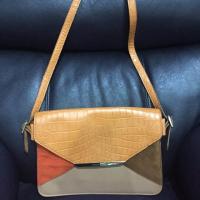 ราคา Charles & Keith สะพายหรือคลัชก็ได้ สภาพดีมาก สายถอดได้ (680775546)