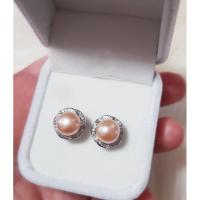 ราคา ต่างหูมุกแท้ ตุ้มหูมุกแท้ มุกสีโอรส/เทา ขนาดมุก8.5mm. ตัวเรือนเงินแท้ ประดับเพชรCZ (3476902427)