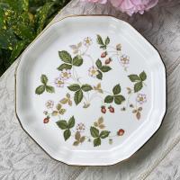 ราคา *ตำหนิจี๊ดเดียว* จานใหญ่ Wedgwood "Wild Strawberry" Octagonal Serving Dish Bone China Made in England จานสวย จานตั้งโชว์ (13444213347)