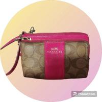 ราคา กระเป๋าคล้องมือ COACH แท้ สองซิป Coated Canvas ลาย Signature Ruby (มือสอง, ยาแนวขาดเล็กน้อย มีตำหนิตามการใช้งาน) (25762107157)