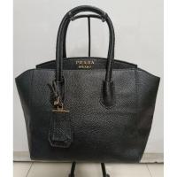 ราคา PRADAกระเป๋าทรงถือได้ครอสได้หนังแท้สีดำหนังสวยมากไม่มีสายครอสอะไหล่สีทองซับในสะอาดช่องใส่ของเยอะ ขนาด15" (25592478716)