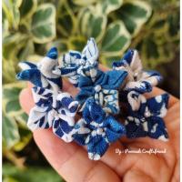 ราคา พวงดอกแก้ว ผ้าย้อมคราม เสน่ห์ของผ้าไทยลายคราม รังสรรค์เป็นพวงกุญแจห้อยกระเป๋าสวยเก๋ไม่ซ้ำใคร งานสวย ปราณีตทุกดอก (14ดอก) (48652049328)