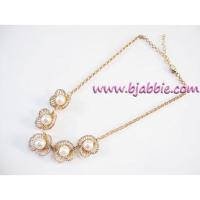 ราคา สร้อยคอแฟชั่น สร้อยทองลายดอกไม้ฉลุสีทองเกสรมุกสีขาวประดับเพชร สวยหรูคลาสสิคค่ะ (1568085433)