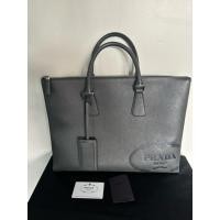 ราคา แท้% used Prada Briefcase Grey in Saffianoกระเป๋าเอกสารมือสอง Prada หนังแท้ Saffiano สภาพดี มีตำหนิเล็กน้อยโปรดอ่าน✨ (40073927070)