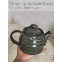 ราคา กาน้ำชา เคลือบสีเขียว เป็นงานฝีมืองานปั้นดินเผามีตราประทับที่ก้น ตัวหม้อกาน้ำชา มีขนาด เส้นผ่าศูนย์กลาง 12 cm สูง 9.5 cm (27792792636)
