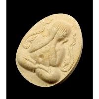 ราคา พระผงปิดตา พิมพ์ใหญ่ (จัมโบ้) พร้อมกล่องเดิม รุ่นอุดมความสุข หลวงปู่คำพันธ์ วัดธาตุมหาชัย จ.นครพนม ปี 2540 (23346997408)