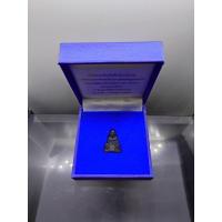 ราคา หลวงปู่ทวด กริ่ง ลอยองค์ เนื้อนวะโลหะ ที่ระลึกเฉลิมพระเกียรติ 50 พรรษา พระบรมโอรสาธิราชๆ พุทธาภิเษก ณ วัดพระศรีๆ 2544 พร (26339600175)