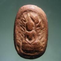 ราคา Antig Lee 784 พระกรุวัดจุฬามณี พิมพ์หน้าฤาษีหลังนาง จังหวัดพิษณุโลก ขนาดเทียบกับเหรียญบาท (40972753438)