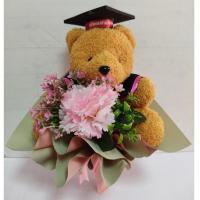 ราคา พร้อมส่ง！！ ช่อดอกไม้รับปริญา ตุ๊กตารับปริญญา ช่อตุ๊กตาหมีรับปริญญา ช่อดอกไม้ ของขวัญ ขนาด กว้าง 28 ซม. สูง 37 ซม.(คาร์เ (13824005141)