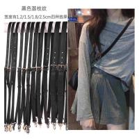 ราคา กระเป๋าครอสบอดี้หนังวัวแท้ สีดำ มีระบบปรับขนาดได้ หนังลายกรุน (55851335538)