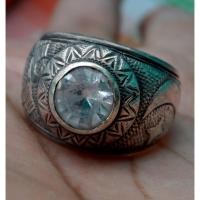 ราคา แหวนเงินแท้92.5% หัวพลอยขาว แหวนแกะลาย เงินเก่า ประดับพลอยขาว แหวนโบราณ ขนาดเส้นผ่านศูนย์กลาง 2 cm. (27566518128)