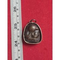 ราคา พระปิดตาหลวงปู่แก้ววัดเครือวัลย์พิมพ์หลังแบบเลี่ยมเงินแท้เลี่ยมโบราณค่ะเป็นของแท้ผ่านพิธีปลุกเสกแล้วอยู่จังหวัดชลบุรีค่ะ (42515170293)