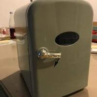 ราคา ตู้เย็นมินิพกพา ขนาดเล็ก ประมาณ 4 L ใช้ได้ทั้งในบ้าน และในรถยนต์ มือสอง สภาพดี (4615295936)