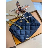 ราคา กระเป๋า vintage แบรนด์ Prada แบบ nylon chain กับโลโก้สามเหลี่ยม badge สไตล์ medieval สำหรับผู้หญิง (56303026041)