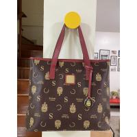 ราคา กระเป๋า St.Scott แท้ 100% ขนาด ก12.5 ส10 ก้นกระเป๋า4” หนังแคนวาส สภาพ 95% ไม่มีตำหนิหนัก ขอบมุมดี อะไหล่ใหม่ (3758016221)