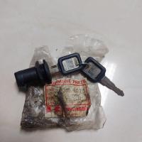 ราคา ชุดกุญแจล๊อคฝาถังน้ำมันตัวนอกใส่ Kawasaki AR125-AR125E1-AR125R ของแท้ญี่ปุ่นใหม่เก่าเก็บสวยๆดอกกุญแจปั๊มตรา Kawasaki (28107399099)