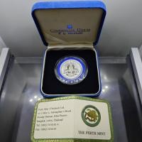 ราคา เหรียญตราสัญลักษณ์ กาญจนาภิเษก สองหน้า เนื้อเงินบริสุทธิ์ 99.9 % ขนาด 3.2 ซม. การบินไทยจัดสร้าง ปี2539 (9074293126)