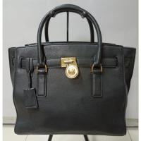 ราคา Michael Kors กระเป๋าทรงถือแบรนด์แท้หนังแท้สีดำ สายแท้คู่ตัวซับในสะอาดอะไหล่มีเฟดบ้างตามการใช้งานมือ2 ขนาด12" (20228142452)