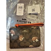 ราคา [ของใหม่] กระเป๋า Coach คล้องแขน Corner Zip Wristlet In Signature Canvas With Hedgehog Print ของแท้ % (18871629469)