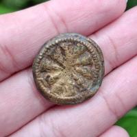 ราคา เหรียญหล่องบน้ำอ้อย หลวงพ่อโบ๊ย วัดมะนาว เนื้อโลหะทองผสม จ.สุพรรณบุรี พ.ศ.2470 สภาพขี้เบ้าสวยเดิมๆ หล่อแบบโบราณ (42862483756)