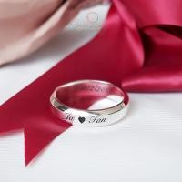 ราคา แหวนเงินแท้ 925 แหวนสลักชื่อฟรี (หน้าเรียบ 6mm อักษร รมสีดำ) แหวนคู่เงินแท้ นามสกุล แทนใจ แต่งงาน (9770935961)