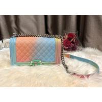 ราคา *ส่งฟรี* กระเป๋า Chanel Boy 10” สีพาสเทล ครบสีหายาก ของสะสม Holo 23 หนังคาเวียร์ แมสใน กทม ฟรี (23519783681)