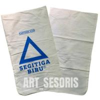 ราคา BLUE & PLAIN TRIANGLE MULTIFUNCTIONAL CLOTH BAG 25KG THICK ขนาด 40CM x 70CM 25kg กระสอบข้าว กระสอบสามเหลี่ยมสีฟ้า ผ้าป่าน ผ้ากระสอบข้าวสามเหลี่ยมสีฟ้า ผ้าขาวม้า ถุงผ้าข้าวสาลี กระเป๋า (44602952156)