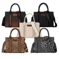 ราคา Wrangler กระเป๋า tote medium สำหรับผู้หญิง พร้อมสายสะพายข้างและไหล่ (52203154376)