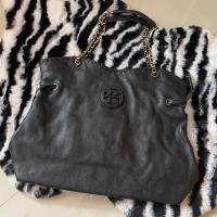 ราคา ส่งต่อ กระเป๋าสะพายไหล่ Tote Bag แบรนด์ Tory Burch ของแท้ หนังสีดำ สภาพดี ขนาด 16.5"x14" มือสอง (29457005273)
