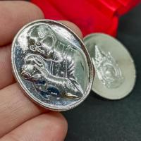 ราคา เหรียญที่ระลึก ในหลวงทรงกล้อง เนื้อกะไหล่เงิน สำนักนายกรัฐมนตรีจัดสร้าง เป็นเหรียญที่ระลึกที่มีความงดงาม เหมาะเป็นของฝาก (14469862912)
