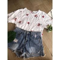 ราคา เสื้อสีขาวปักดอกไม้สีแดง (8121992289)