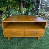 ราคา FurDIY ตู้วางทีวีไม้สักเเท้ 55x85x50ซม. สีไม้สักเก่าด้าน ลิ้นชักรางเลื่อนคู่ รุ่นมือจับหลุม SUKP-531-N (26011543529)