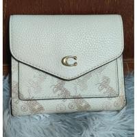 ราคา coach กระเป๋าสตางค์สีครีมใบสั้นมือสองของแท้ (58101444867)