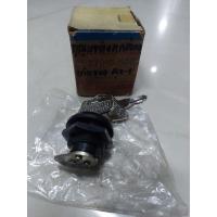 ราคา กุญแจล๊อคเก๊ะบังลม Kawasaki AX1-MAX100 แท้ใหม่เก่าเก็บสวยๆ (25153642634)