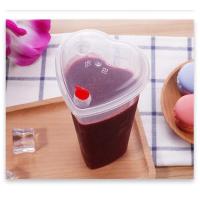 ราคา ขายส่ง แก้วพลาสติก PP เนื้อแข็ง ทรงหัวใจพร้อมฝา 24oz สีใส (2418377493)