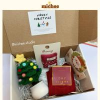 ราคา (แถมถุงกระดาษ) Christmas gift Set ถุงเท้าคริสต์มาส และพวงกุญแจคริสต์มาส พร้อมกล่องและโบว์การ์ด - micoee.studio (58102593730)