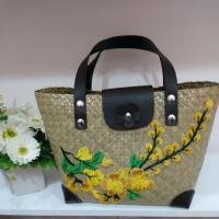 ราคา กระเป๋ากระจูด สายหนังหูหนังแต่งมุมดอกเหลือง (3555279848)