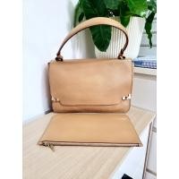 ราคา กระเป๋ามือสอง แบรนด์แท้ Lancel ทรงถือ+คล้องไหล่ หนังแท้สีครีม มีใบลูกถอดแยกได้ ตัวหนังมีรอยใช้งานบ้าง มีรอยกดทับ (24175205324)